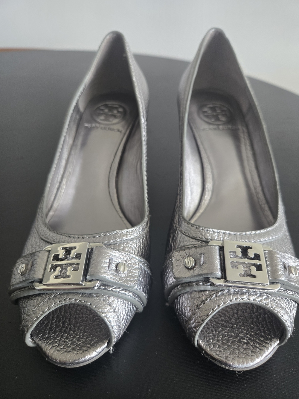 Tory Burch Silver Metallic Leather Peep Toe Wedges Size 7 - Picture 4 of 10